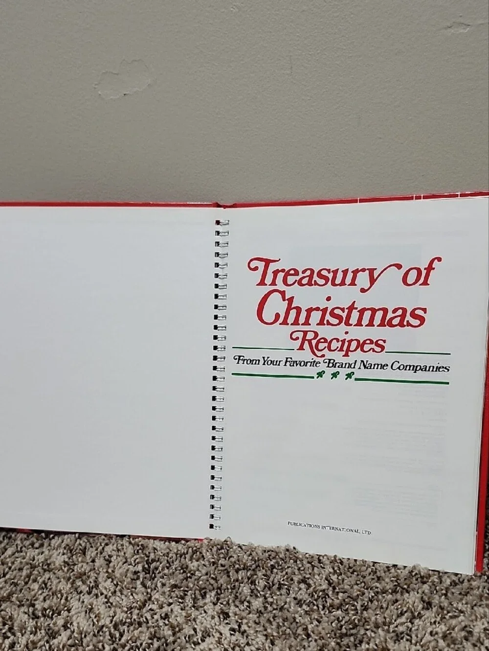 Vintage 1989 Treasury of Christmas Recipes Cookbook HARDCOVER Like New
